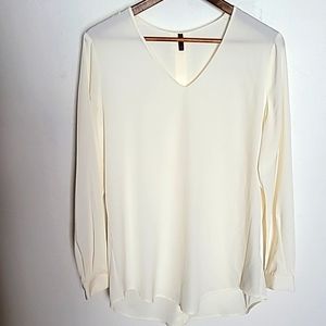 Women's NYDJ size medium cream v-neck blouse
